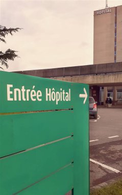 Tedavi veya konsültasyon için acil hastane girişi