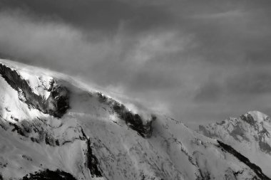 Güçlü rüzgarlarla, siyah beyaz dağlarda zirve.
