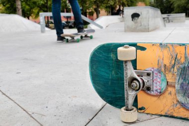 Yerdeki kaykay güvertesi.