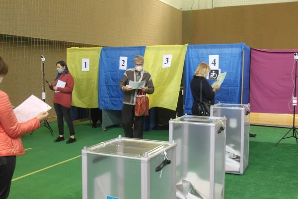Odessa Ukraine 2020 ウクライナの選挙 Covid 19コロナウイルスパンデミックの間の地方議会の選挙のための選挙プラットフォーム 投票用の投票用紙でマスクや手袋をしている人 — ストック写真