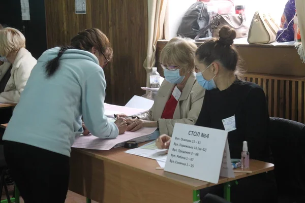 Odessa Ukraine 2020 选举乌克兰 Covid Coronavirus大流行病期间地方议员选举平台 持面具和手套投票的人 — 图库照片