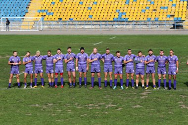 ODESSA, UKRAINE - 20.10.17 - Ukrain Rugby Şampiyonası POLYTECHNIK (Odessa) - siyah. Kamyanets Podolsky - mor. Rugby oyuncularının top için yoğun mücadelesi. Yeşil sahada dinamik bir oyun. Acımasız ragbi