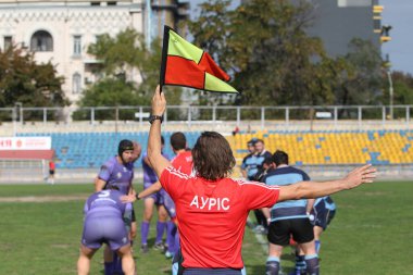 ODESSA, UKRAINE - 20.10.17 - Ukrain Rugby Şampiyonası POLYTECHNIK (Odessa) - siyah. Kamyanets Podolsky - mor. Rugby oyuncularının top için yoğun mücadelesi. Yeşil sahada dinamik bir oyun. Acımasız ragbi