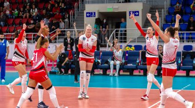 ZAPOROZHYA, UKRAINE-09 / 23 / 2020. Ukrayna Voleybol Kupası. Ukrayna VK KHIMIK Yuzhny (yeşil) ve PROMETEY (KAMENSKOE) kırmızı şampiyonu. Kadınlar voleybol şampiyonlarının zaferi. Kadın sporları oyunu