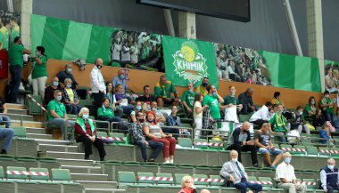 ZAPOROZHYA, UKRAINE - 09 / 20 / 2020 - COVID19 salgını sırasında maskeli seyirciler ve hayranlar kapalı spor salonu stadının tribünlerinde takımlarını destekliyor. COVID salgını sırasında spor hayranları