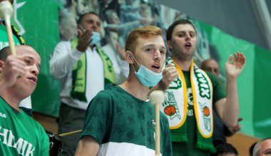 ZAPOROZHYA, UKRAINE - 09 / 20 / 2020 - COVID19 salgını sırasında maskeli seyirciler ve hayranlar kapalı spor salonu stadının tribünlerinde takımlarını destekliyor. COVID salgını sırasında spor hayranları