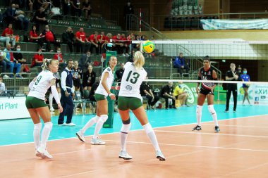 ODESSA, UKRAINE-09 / 30 / 2020. Kadınların duygusal voleybolu. Ukrayna şampiyonu KHIMIK Yuzhny (beyaz) ve PROMETEY (KAMENSKOYE) siyah. Zaferden sonra takımın neşeli duyguları. Kadın spor oyunu