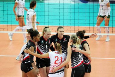 ODESSA, UKRAINE-09 / 30 / 2020. Kadınların duygusal voleybolu. Ukrayna şampiyonu KHIMIK Yuzhny (beyaz) ve PROMETEY (KAMENSKOYE) siyah. Zaferden sonra takımın neşeli duyguları. Kadın spor oyunu