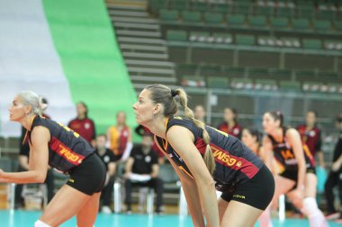 ODESSA, UKRAINE-09 / 30 / 2020 Kadınlar duygusal voleybolu. 1 / 8 CEV Voleybol Kupası 2021 CHIMIK YUZHNY -beyaz ve Galatasaray HDI Istambul - siyah. Zaferden sonra takımın neşeli duyguları. Kadın spor oyunu