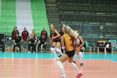 ODESSA, UKRAINE-09 / 30 / 2020 Kadınlar duygusal voleybolu. 1 / 8 CEV Voleybol Kupası 2021 CHIMIK YUZHNY -beyaz ve Galatasaray HDI Istambul - siyah. Zaferden sonra takımın neşeli duyguları. Kadın spor oyunu