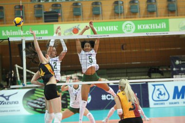 ODESSA, UKRAINE-09 / 30 / 2020 Kadınlar duygusal voleybolu. 1 / 8 CEV Voleybol Kupası 2021 CHIMIK YUZHNY -beyaz ve Galatasaray HDI Istambul - siyah. Zaferden sonra takımın neşeli duyguları. Kadın spor oyunu