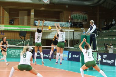 ODESSA, UKRAINE-09 / 30 / 2020 Kadınlar duygusal voleybolu. 1 / 8 CEV Voleybol Kupası 2021 CHIMIK YUZHNY -beyaz ve Galatasaray HDI Istambul - siyah. Zaferden sonra takımın neşeli duyguları. Kadın spor oyunu