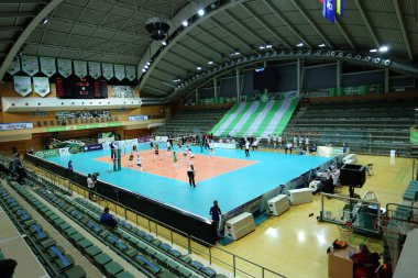 ODESSA, UKRAINE-09 / 30 / 2020 Kadınlar duygusal voleybolu. 1 / 8 CEV Voleybol Kupası 2021 CHIMIK YUZHNY -beyaz ve Galatasaray HDI Istambul - siyah. Zaferden sonra takımın neşeli duyguları. Kadın spor oyunu