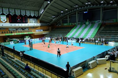 ODESSA, UKRAINE-09 / 30 / 2020 Kadınlar duygusal voleybolu. 1 / 8 CEV Voleybol Kupası 2021 CHIMIK YUZHNY -beyaz ve Galatasaray HDI Istambul - siyah. Zaferden sonra takımın neşeli duyguları. Kadın spor oyunu