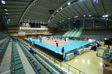 ODESSA, UKRAINE-09 / 30 / 2020 Kadınlar duygusal voleybolu. 1 / 8 CEV Voleybol Kupası 2021 CHIMIK YUZHNY -beyaz ve Galatasaray HDI Istambul - siyah. Zaferden sonra takımın neşeli duyguları. Kadın spor oyunu