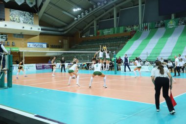 ODESSA, UKRAINE-09 / 30 / 2020 Kadınlar duygusal voleybolu. 1 / 8 CEV Voleybol Kupası 2021 CHIMIK YUZHNY -beyaz ve Galatasaray HDI Istambul - siyah. Zaferden sonra takımın neşeli duyguları. Kadın spor oyunu