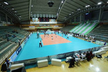 ODESSA, UKRAINE-09 / 30 / 2020 Kadınlar duygusal voleybolu. 1 / 8 CEV Voleybol Kupası 2021 CHIMIK YUZHNY -beyaz ve Galatasaray HDI Istambul - siyah. Zaferden sonra takımın neşeli duyguları. Kadın spor oyunu
