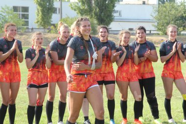 Odessa, Ukrayna - 22 Ağustos 2020: Bayanlar ragbi takımları arasında Ukrayna Kupası. Kazananın ödül töreni. Kupa ve madalyalarla mutlu anlar. Güzel kız atletler arasındaki mutluluğun zaferi