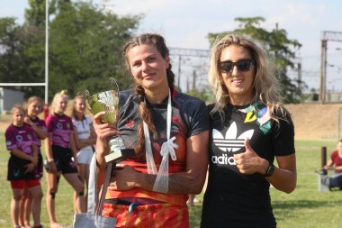 Odessa, Ukrayna - 22 Ağustos 2020: Bayanlar ragbi takımları arasında Ukrayna Kupası. Kazananın ödül töreni. Kupa ve madalyalarla mutlu anlar. Güzel kız atletler arasındaki mutluluğun zaferi