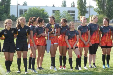 Odessa, Ukrayna - 22 Ağustos 2020: Bayanlar ragbi takımları arasında Ukrayna Kupası. Kazananın ödül töreni. Kupa ve madalyalarla mutlu anlar. Güzel kız atletler arasındaki mutluluğun zaferi