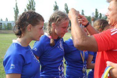 Odessa, Ukrayna - 22 Ağustos 2020: Bayanlar ragbi takımları arasında Ukrayna Kupası. Kazananın ödül töreni. Kupa ve madalyalarla mutlu anlar. Güzel kız atletler arasındaki mutluluğun zaferi