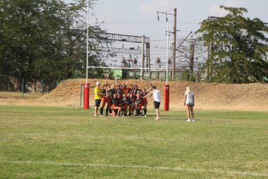 Odessa, Ukrayna - 22 Ağustos 2020: Bayanlar ragbi takımları arasında Ukrayna Kupası. Kazananın ödül töreni. Kupa ve madalyalarla mutlu anlar. Güzel kız atletler arasındaki mutluluğun zaferi