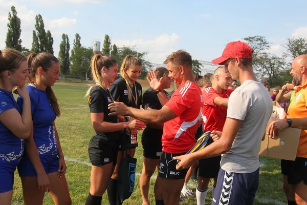 乌克兰敖德萨 2020年8月22日 乌克兰杯女子橄榄球队 获奖者的奖励仪式 带着奖杯和奖牌的欢乐时刻 美丽女子运动员快乐情绪的胜利 — 图库照片