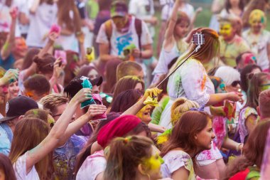 KRASNODAR, RUSSIA - May11,2018: Renkler Festivali, geleneksel Hint Holi festivali. Gençler Holi bayramında renkli pudra atarken eğleniyorlar. Renkli boya festivali. Renk Festivali
