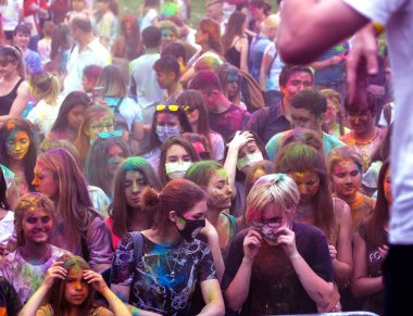KRASNODAR, RUSSIA - May11,2018: Renkler Festivali, geleneksel Hint Holi festivali. Gençler Holi bayramında renkli pudra atarken eğleniyorlar. Renkli boya festivali. Renk Festivali