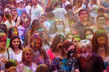 KRASNODAR, RUSSIA - May11,2018: Renkler Festivali, geleneksel Hint Holi festivali. Gençler Holi bayramında renkli pudra atarken eğleniyorlar. Renkli boya festivali. Renk Festivali