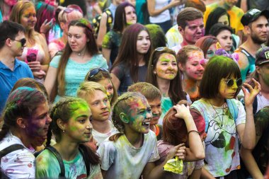 KRASNODAR, RUSSIA - May11,2018: Renkler Festivali, geleneksel Hint Holi festivali. Gençler Holi bayramında renkli pudra atarken eğleniyorlar. Renkli boya festivali. Renk Festivali