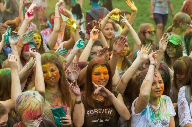 KRASNODAR, RUSSIA - May11,2018: Renkler Festivali, geleneksel Hint Holi festivali. Gençler Holi bayramında renkli pudra atarken eğleniyorlar. Renkli boya festivali. Renk Festivali