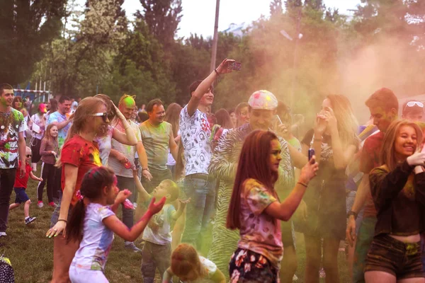 Krasnodar Russia Maj 2018 Festiwal Kolorów Tradycyjny Indyjski Festiwal Holi — Zdjęcie stockowe