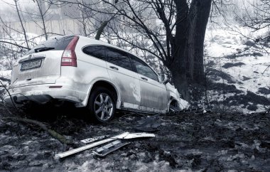 Odessa, Ukrayna-1 Şubat 2021: Trafik kazası. Yoğun sis sırasında araba kaygan kış yolundan çıktı. Yol kenarındaki bir hendekte kaza yaptıktan sonra bozulmuş bir araba. Şoför, arabanın kontrolünü sis ve buzda ele geçirdi.