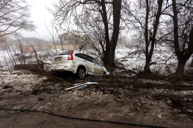 Odessa, Ukrayna-1 Şubat 2021: Trafik kazası. Yoğun sis sırasında araba kaygan kış yolundan çıktı. Yol kenarındaki bir hendekte kaza yaptıktan sonra bozulmuş bir araba. Şoför, arabanın kontrolünü sis ve buzda ele geçirdi.