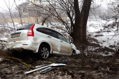 Odessa, Ukrayna-1 Şubat 2021: Trafik kazası. Yoğun sis sırasında araba kaygan kış yolundan çıktı. Yol kenarındaki bir hendekte kaza yaptıktan sonra bozulmuş bir araba. Şoför, arabanın kontrolünü sis ve buzda ele geçirdi.