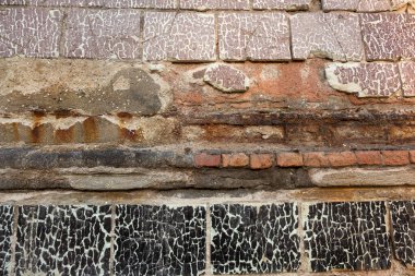 Eski yıkılmış seramik fayanslar eski bir harabe binanın duvarında. Moda tasarımı için klasik arkaplan olarak kırık seramik fayans