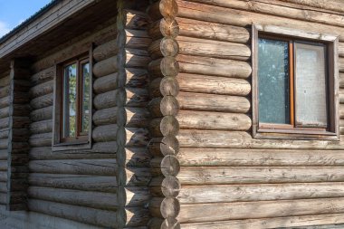 Ahşap defter geçmişi. Duvardaki yuvarlak silindirik kütükler, eski teknolojilere göre evlerin ekolojik kulübe inşası için yapı ve malzeme olarak kullanılıyor. Ahşap evin ahşap yapısı.