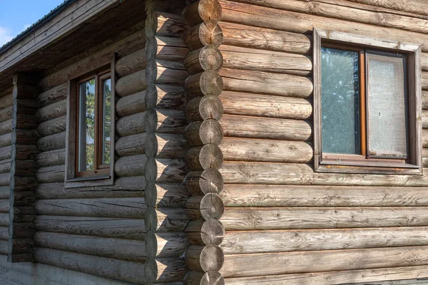 Ahşap defter geçmişi. Duvardaki yuvarlak silindirik kütükler, eski teknolojilere göre evlerin ekolojik kulübe inşası için yapı ve malzeme olarak kullanılıyor. Ahşap evin ahşap yapısı.