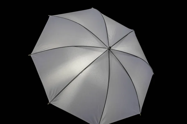 Paraguas Reflectante Blanco Plateado Sobre Fondo Negro Como Elemento Ilustrativo —  Fotos de Stock