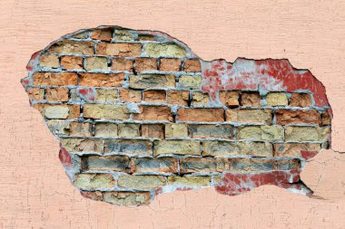 Duvarlar ve arka planlar eski beton duvarlar. Yüzeyinde nem yüzünden siyah lekeler var. Çatlaklar ve çiziklerle duvar yüzeyini soyarken arka plan için eski kaba gri beton duvar yüzeyi..