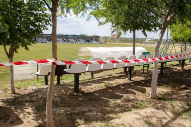 ODESSA, Ukrayna -CIRCA 2020: Koruma amaçlı stop bandı, COVID-19 salgını sırasında izleyicilerin seyirci olmadan stadyuma girmesini engelliyor. Karantina sırasında futbol taraftarlarının bantları