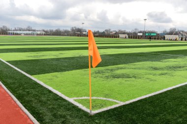 Profesyonel futbol sahasında yapay yeşil çimenler. Oyuncuların çıkışını bekleyen bir suni futbol sahası. Ukraynaca afiş: İkinci profesyonel futbol ligi