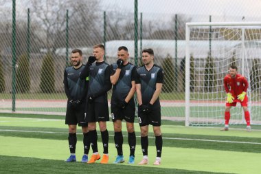 Odessa, Ukrayna - 19 Mart 2021: İkinci lig şampiyonasında yerel amatör futbol takımları stadyumun yapay çimlerinde oynarlar. Futbol sahasında futbol maçları için suni çim.