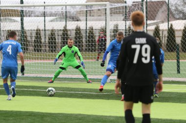 Odessa, Ukrayna - 19 Mart 2021: İkinci lig şampiyonasında yerel amatör futbol takımları stadyumun yapay çimlerinde oynarlar. Futbol sahasında futbol maçları için suni çim.