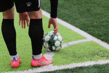 Odessa, Ukrayna - 19 Mart 2021: İkinci lig şampiyonasında yerel amatör futbol takımları stadyumun yapay çimlerinde oynarlar. Futbol sahasında futbol maçları için suni çim.