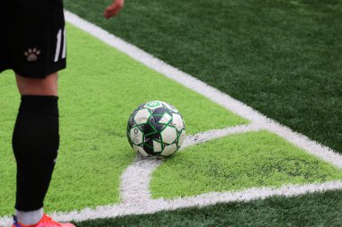 Odessa, Ukrayna - 19 Mart 2021: İkinci lig şampiyonasında yerel amatör futbol takımları stadyumun yapay çimlerinde oynarlar. Futbol sahasında futbol maçları için suni çim.