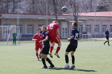 Odessa, Ukrayna - 11 Nisan 2021: Yerel çocuk futbol takımları U-17 yapay stadyum çimlerinde oynuyor. Futbol sahasında futbol maçları için yapay çim. Çocuklar futbol oynuyor.