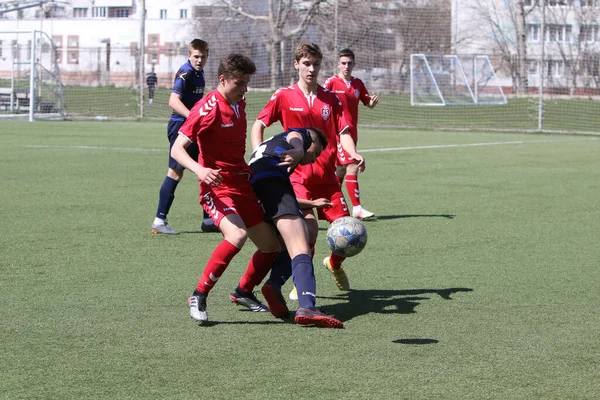 우크라이나 오데사 2021 어린이 축구팀 경기장의 잔디에서 축구장에는 축구장용 잔디가 — 스톡 사진