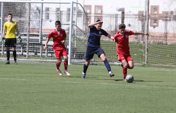 우크라이나 오데사 2021 어린이 축구팀 경기장의 잔디에서 축구장에는 축구장용 잔디가 — 스톡 사진